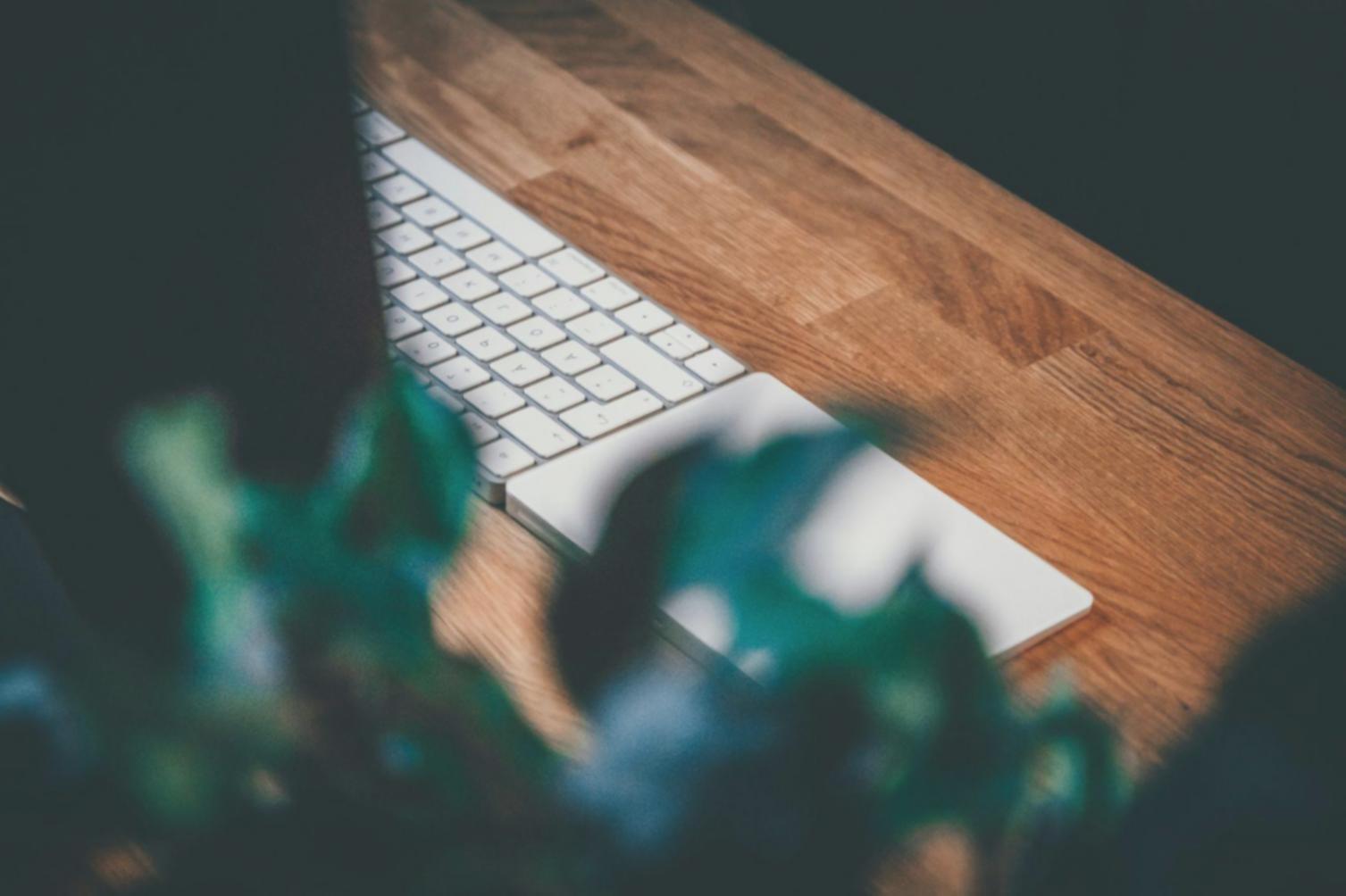 Finanzanalyst bei der Arbeit mit Geschäftsberichten und Datenmodellen